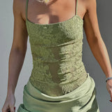 Elegante vestido largo ajustado de encaje con tirantes finos.
