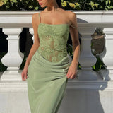 Elegante vestido largo ajustado de encaje con tirantes finos.