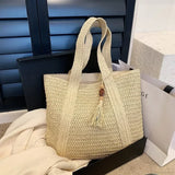 Elegante bolso de hombro de paja tejida para mujer.
