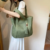 Elegante bolso de hombro de paja tejida para mujer.