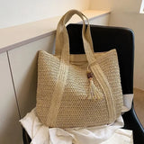 Elegante bolso de hombro de paja tejida para mujer.