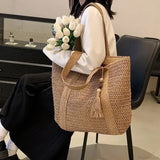 Elegante bolso de hombro de paja tejida para mujer.