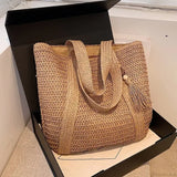 Elegante bolso de hombro de paja tejida para mujer.