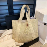 Elegante bolso de hombro de paja tejida para mujer.