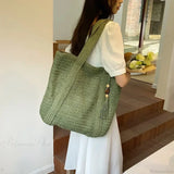 Elegante bolso de hombro de paja tejida para mujer.