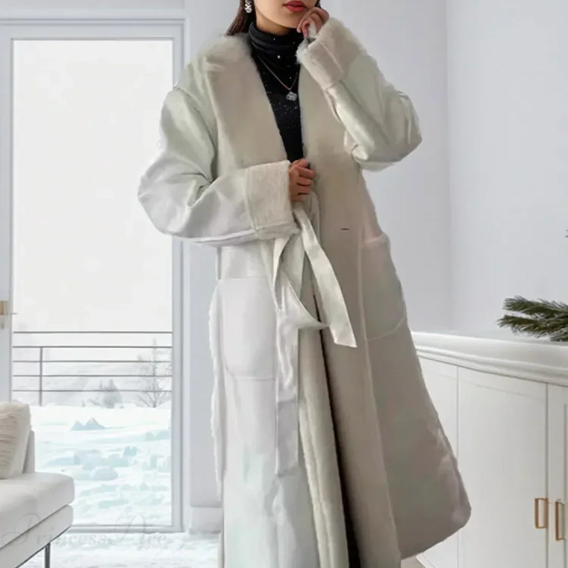 Elegante abrigo de lana de cordero y piel sintética con cinturón.