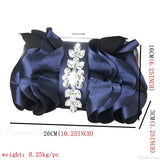 Elegante clutch de noche rojo adornado con pedrería.