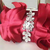 Elegante clutch de noche rojo adornado con pedrería.