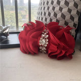 Elegante clutch de noche rojo adornado con pedrería.