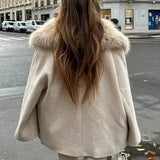 Abrigo elegante e informal con cuello de piel sintética y cierre de botonadura sencilla.
