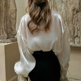 Elegante blusa de satén con mangas largas y cintura anudada, corte holgado, con cinturón para atar.