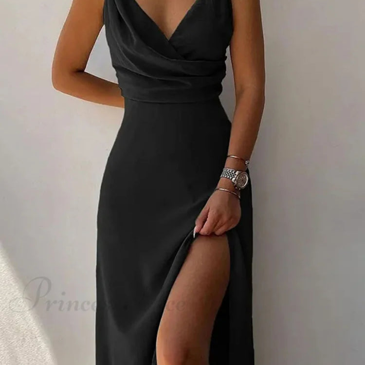 Elegante vestido con finos tirantes finos y una encantadora abertura plisada.