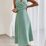 Elegante vestido con finos tirantes finos y una encantadora abertura plisada.