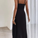 Elegante vestido con finos tirantes finos y una encantadora abertura plisada.