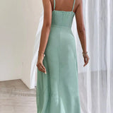 Elegante vestido con finos tirantes finos y una encantadora abertura plisada.