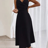 Elegante vestido con finos tirantes finos y una encantadora abertura plisada.