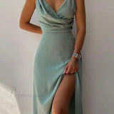 Elegante vestido con finos tirantes finos y una encantadora abertura plisada.