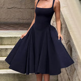 Vestido largo entallado con tirantes finos y espalda baja, elegante escote cuadrado.