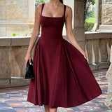 Vestido largo entallado con tirantes finos y espalda baja, elegante escote cuadrado.