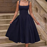 Vestido largo entallado con tirantes finos y espalda baja, elegante escote cuadrado.