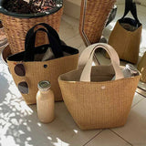 Elegante bolso de mano de paja tejida, estilo casual de playa, con asa superior y correa para el hombro.
