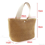 Elegante bolso de mano de paja tejida, estilo casual de playa, con asa superior y correa para el hombro.