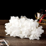 Elegante bolso de noche con estampado floral blanco para novia.