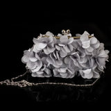 Elegante bolso de noche con estampado floral blanco para novia.