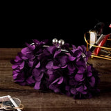 Elegante bolso de noche con estampado floral blanco para novia.