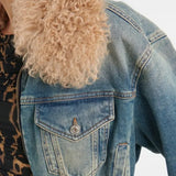 Chaqueta vaquera corta acolchada con un elegante cierre de cremallera y cuello de piel.