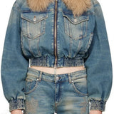 Chaqueta vaquera corta acolchada con un elegante cierre de cremallera y cuello de piel.