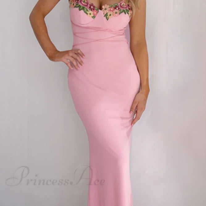 Vestido sin tirantes con bordado floral