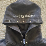 Sudadera con cremallera, bordado y pedrería.