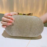 Bolso de noche, pulsera de boda.