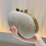 Bolso de noche, pulsera de boda.
