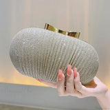 Bolso de noche, pulsera de boda.