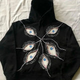 Sudadera gótica oscura con diseño de mal de ojo y hip-hop.