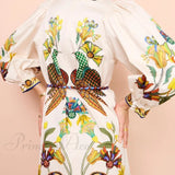 Un vestido midi informal con mangas abullonadas estampadas, exquisito y divertido, a la vez moderno.
