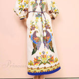 Un vestido midi informal con mangas abullonadas estampadas, exquisito y divertido, a la vez moderno.