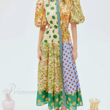Exquisito vestido midi con estampado floral retro y mangas abullonadas.