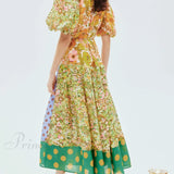 Exquisito vestido midi con estampado floral retro y mangas abullonadas.