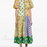Exquisito vestido midi con estampado floral retro y mangas abullonadas.
