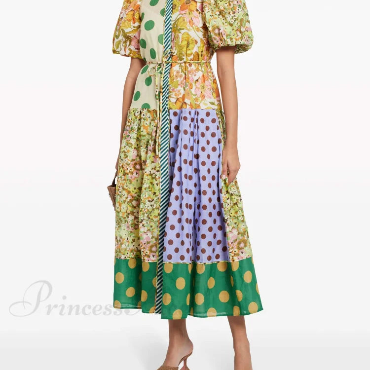 Exquisito vestido midi con estampado floral retro y mangas abullonadas.