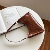 Exquisito bolso de hombro retro de cuero