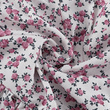 Conjunto de dos piezas: camisa de manga larga con cuello floral, pantalón corto con volantes.