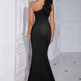 Elegante vestido de noche negro ajustado.