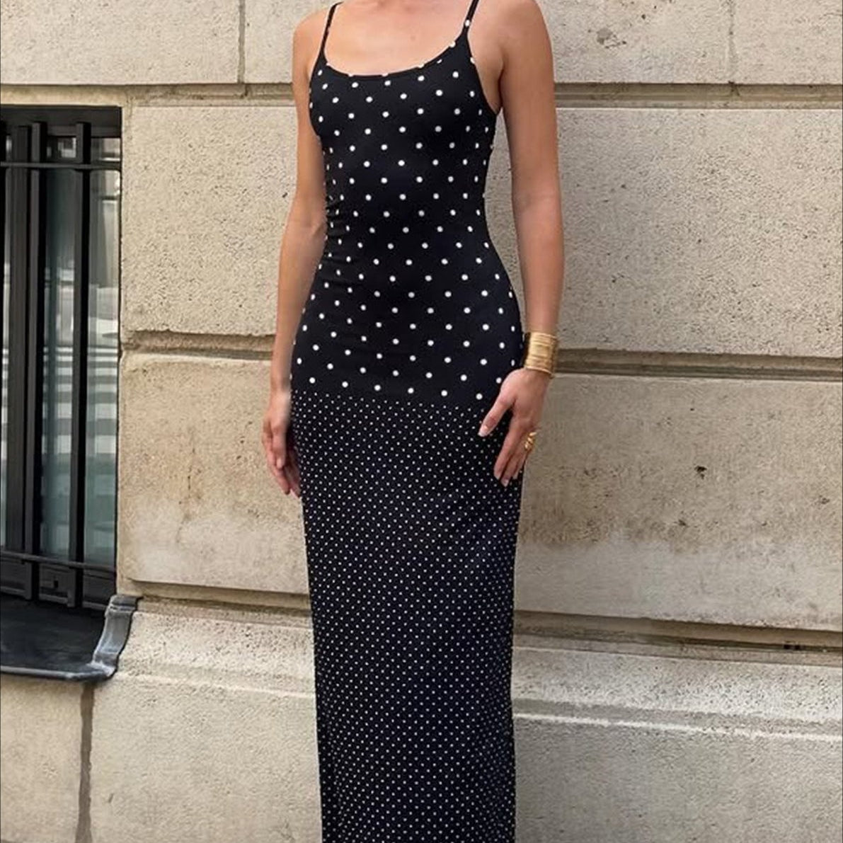 Vestido largo de lunares con tirantes finos, ajustado