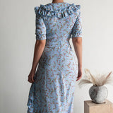 Conjunto de dos piezas: falda midi con estampado floral azul claro, abertura y volantes