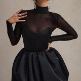 Elegante minivestido ajustado con dobladillo de malla abullonada, estilo sofisticado.