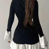 Vestido mini con bloques de color, fruncido, ajustado, con mangas acampanadas y bajo con volantes.